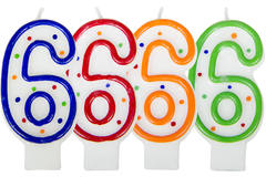 Verjaardagskaars cijfer 6 - wit met gekleurde stippen