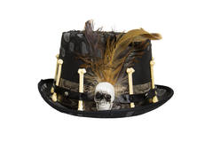 Czarny kapelusz z piórami i kośćmi