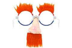 Czerwono-biało-niebieskie okulary z nosem i pomarańczowymi włosami 1